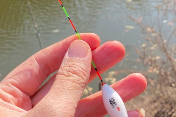 台钓带钩怎么调漂和注意事项，鱼钩状态可通过增减铅皮进行调整