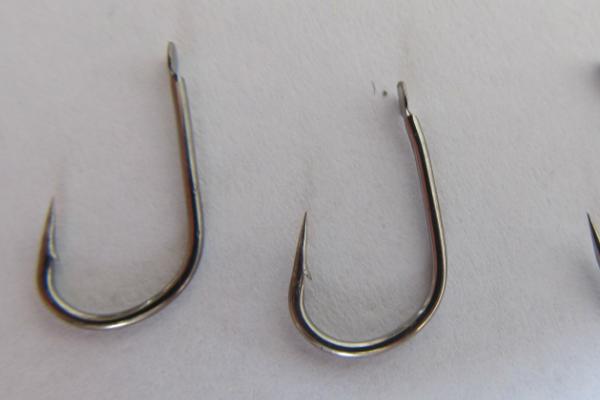 9号伊豆鱼钩的体型，钩身长度接近13毫米