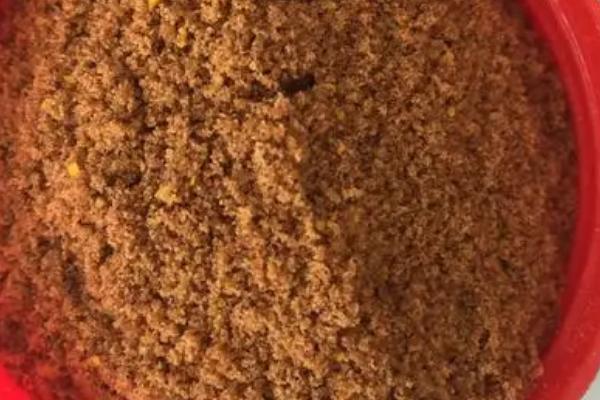 野钓草鱼怎么搭配商品饵料，所用的饵料种类取决于当前季节