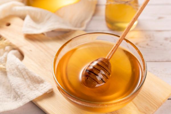 蜂蜜涂脸后要不要洗掉，变干后的蜂蜜容易吸收皮肤水分