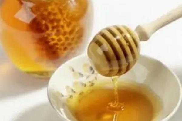 蜂蜜涂脸后要不要洗掉，变干后的蜂蜜容易吸收皮肤水分