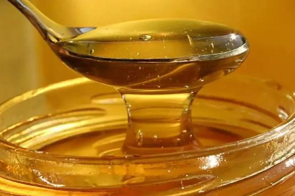 蜂蜜掺白糖后有什么特征，掺糖蜂蜜的香味会变淡