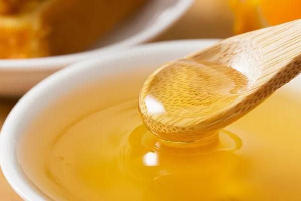 蜂蜜掺白糖后有什么特征，掺糖蜂蜜的香味会变淡