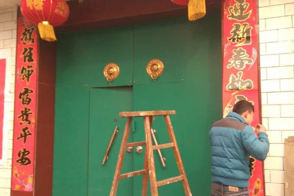 农村过年贴春联的忌讳和时间，通常要在大年初一前贴完