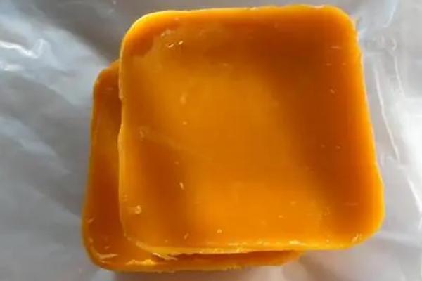 什么是蜂蜡，指工蜂分泌的脂肪性物质