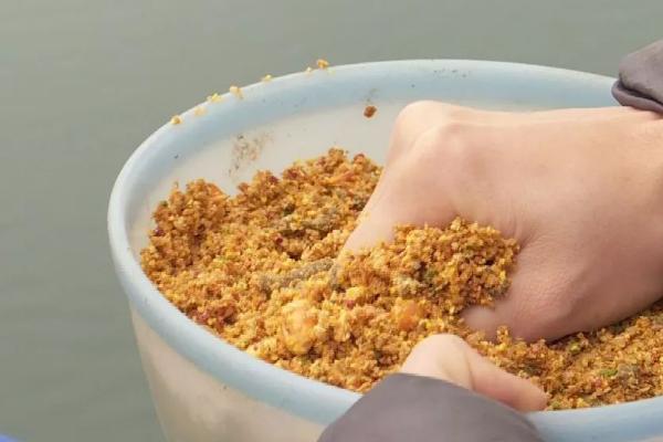 野钓打窝方法，临时打窝可使用麸粉和糠粉作为饵料