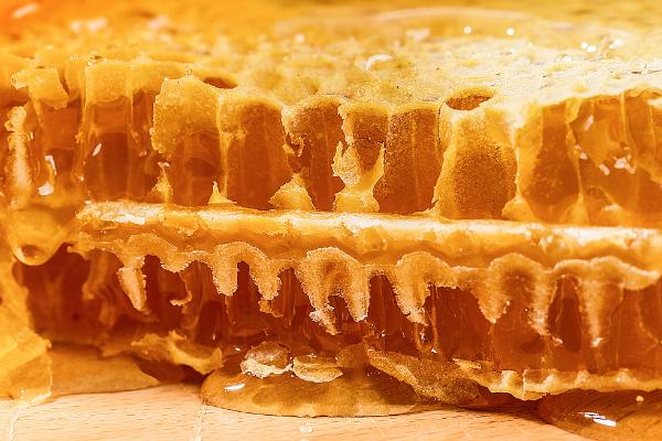 什么是蜂巢蜜，是指完全成熟并封盖的蜜脾