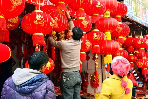 正式过完年是正月初几，正月十五新年就算结束