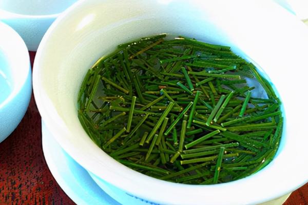 松针茶怎么制做，先用开水打湿松针再冲泡至杯满