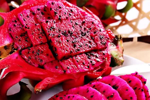 什么是红心火龙果，属于常见的火龙果品种、因果肉呈深红色而得名