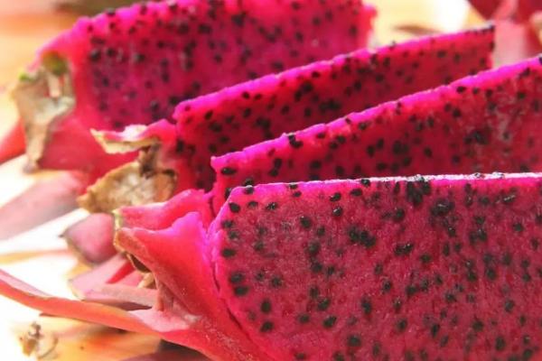 什么是红心火龙果，属于常见的火龙果品种、因果肉呈深红色而得名