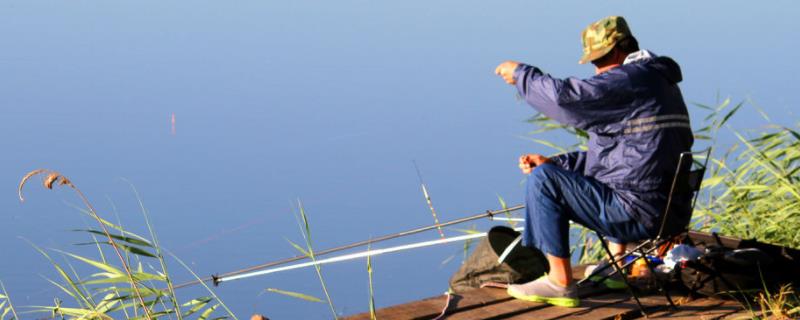 路亚鲈鱼的方法，可通过抽、摆、旋等操作手法吸引鲈鱼