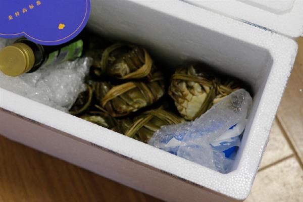 螃蟹在家里怎么养殖，可以用鱼缸养