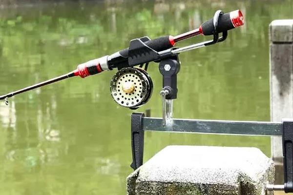 筏钓的最佳钓点，养殖网箱下面堪称最佳钓点