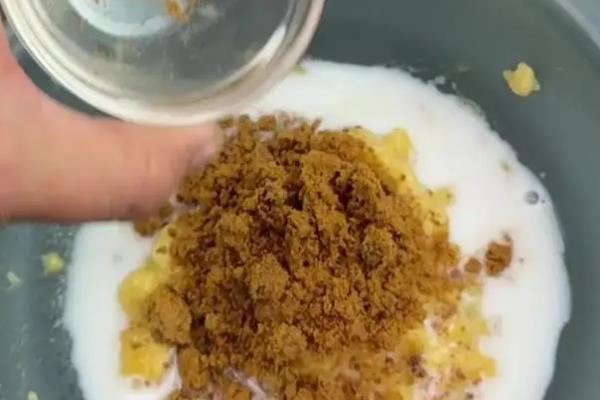 筏钓的最佳钓点，养殖网箱下面堪称最佳钓点