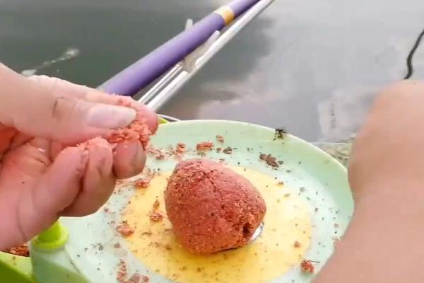 饵料入水就化如何解决，添加拉丝粉或粘粉可提高粘性