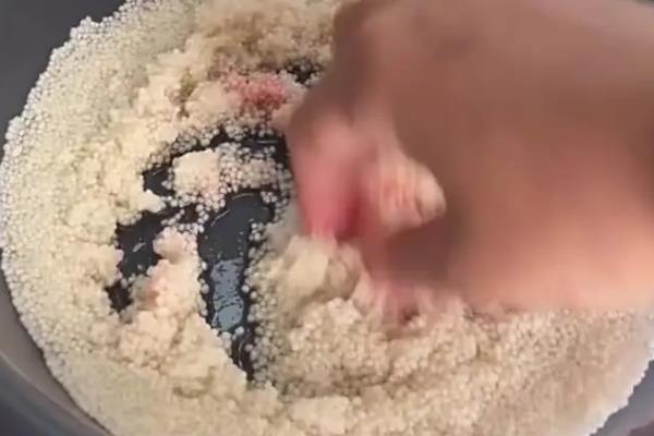 饵料入水就化如何解决，添加拉丝粉或粘粉可提高粘性