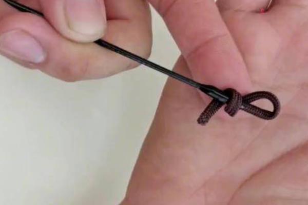 鱼竿稍绳的作用，防止主线缠绕、降低断竿率