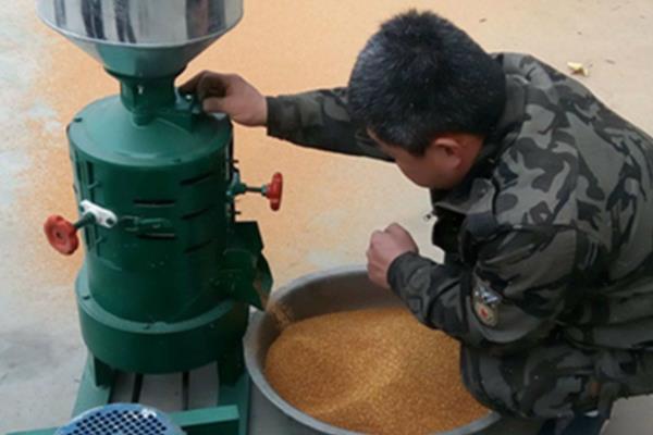 怎么使用碾米机，需要先平稳地将其放在工作台上