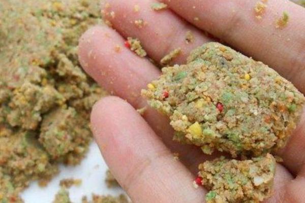 野河夜钓用什么饵，可选择自然饵料或商品饵料等