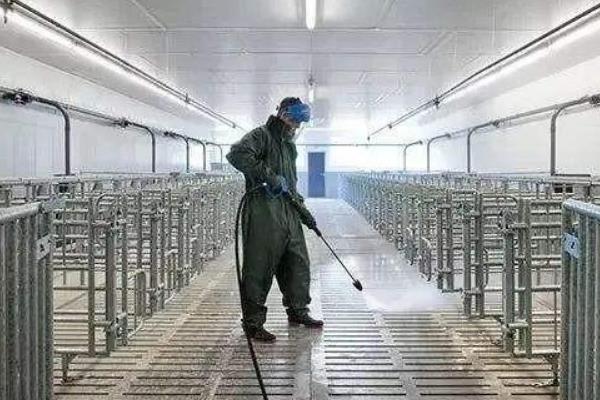 猪舍消毒用什么消毒液，可选择氢氧化钠、石灰乳等