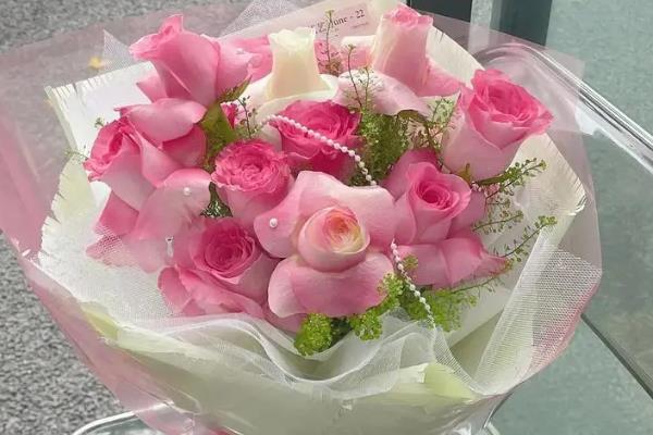 粉色洛神玫瑰花的花语是什么，寓意初恋、甜美、纯真等