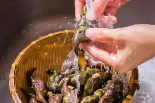 菱角的食用方法，一般是煮熟放凉后切开食用