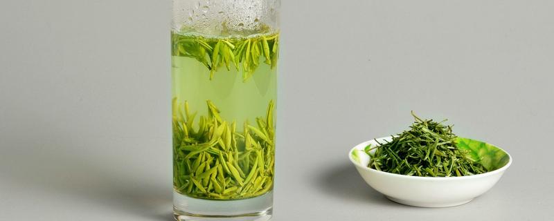 绿茶怎么冲泡，向茶杯注水让热水冲动茶叶