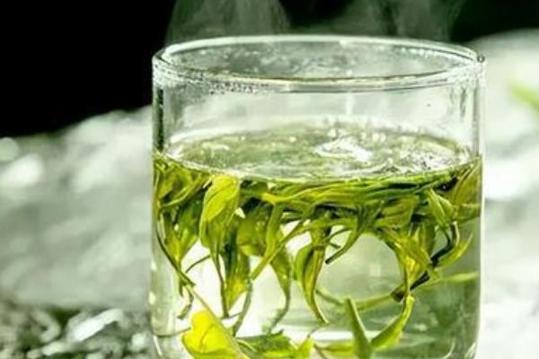 绿茶怎么冲泡，向茶杯注水让热水冲动茶叶