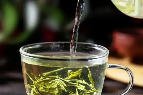 绿茶怎么冲泡，向茶杯注水让热水冲动茶叶