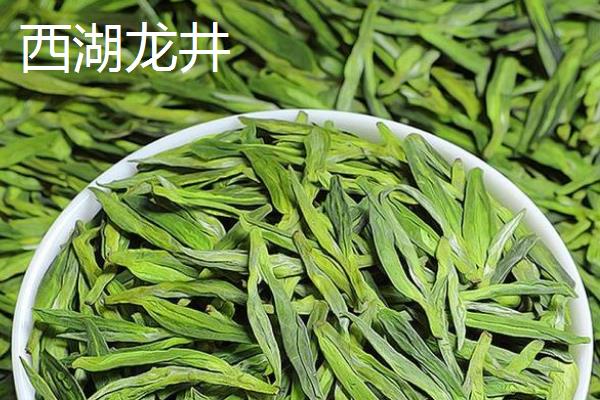 绿茶怎么冲泡，向茶杯注水让热水冲动茶叶