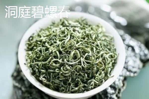 绿茶怎么冲泡，向茶杯注水让热水冲动茶叶