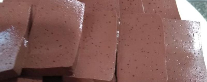 把生羊血做成血块的方法，添加食盐可促使羊血凝固