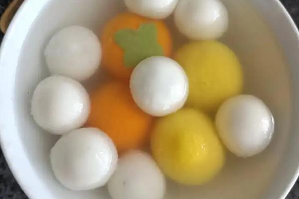 元旦吃什么食物，一般有饺子、年糕等