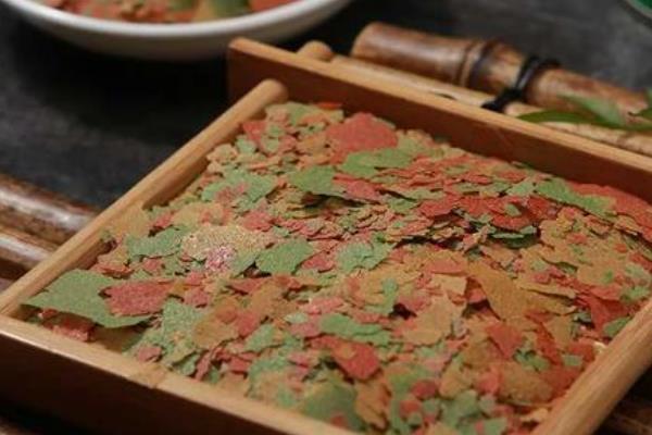 养鱼一般喂什么饲料，主要有动物性活饵料、冷冻饵料等