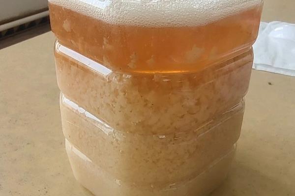 变质的蜂蜜能不能吃，食用后容易引起食物中毒