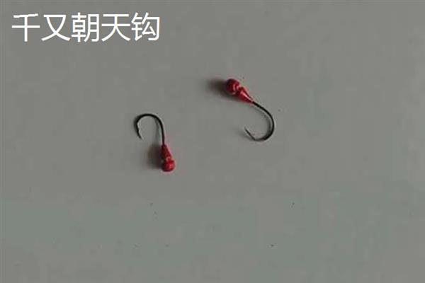 朝天钩怎么绑，主线套在钩槽中对齐钩尖再拉紧