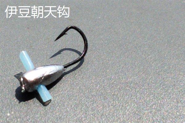 朝天钩怎么绑，主线套在钩槽中对齐钩尖再拉紧
