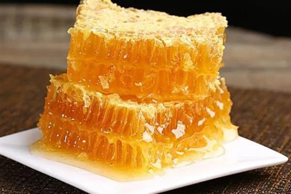 蜂巢蜜怎么吃，直接咀嚼再吐出残渣即可