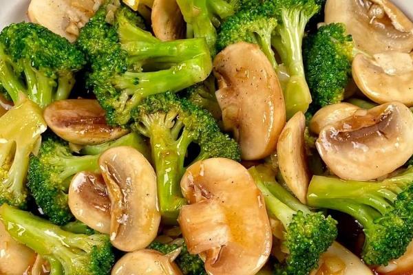 口蘑、香菇、草菇的区别是什么，科属、产地和别称均不同
