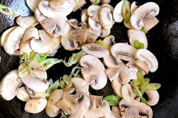 口蘑、香菇、草菇的区别是什么，科属、产地和别称均不同