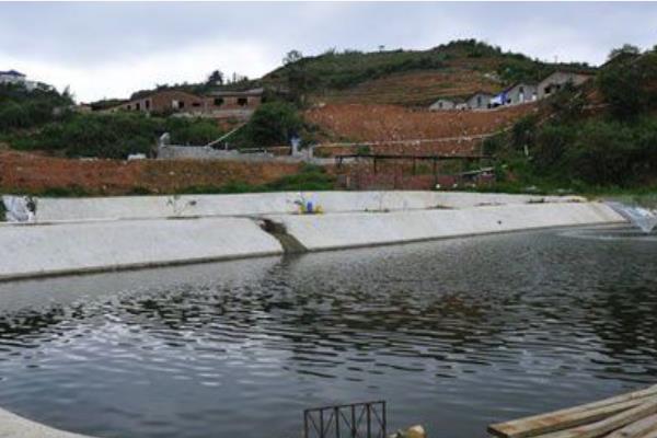 养猪场的建设选址方法，水源必须充足优质