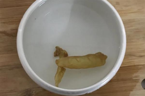 用姜摆成姜山的方法，用骨架搭建造型再堆积生姜