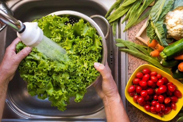 如何去除果蔬表面农药残留，建议用温水清洗