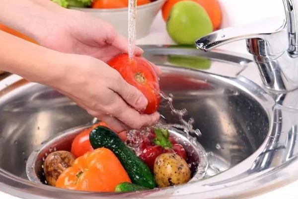 如何去除果蔬表面农药残留，建议用温水清洗