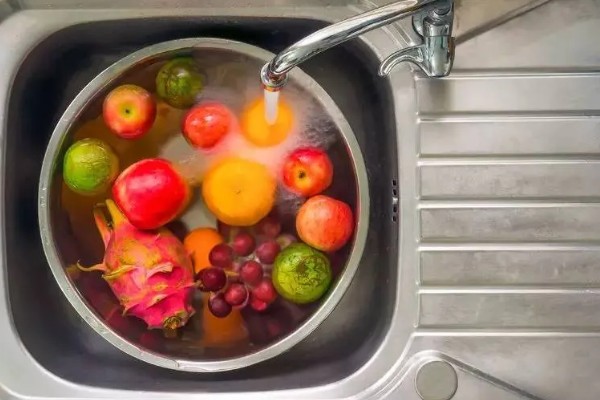 如何去除果蔬表面农药残留，建议用温水清洗