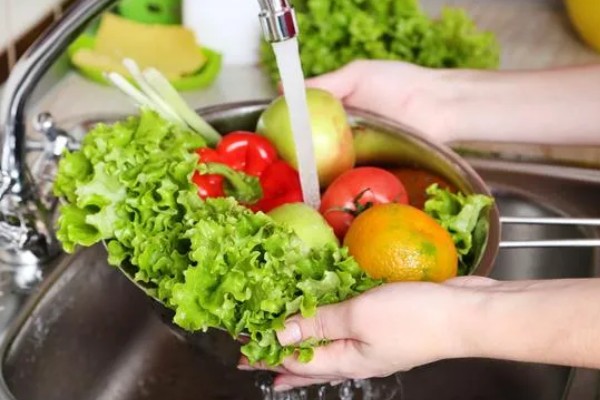 如何去除果蔬表面农药残留，建议用温水清洗