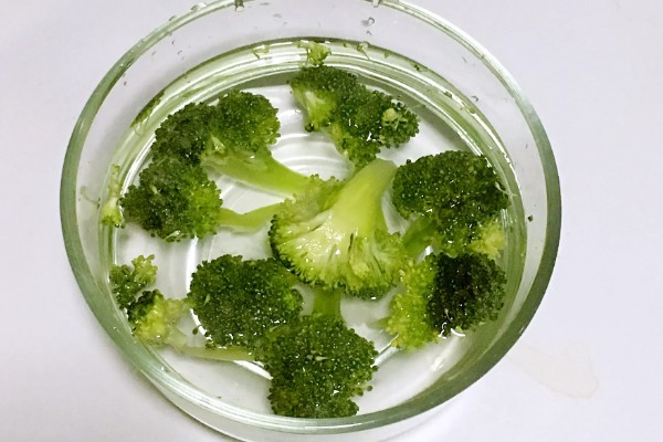 如何去除果蔬表面农药残留，建议用温水清洗