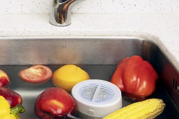 如何去除果蔬表面农药残留，建议用温水清洗