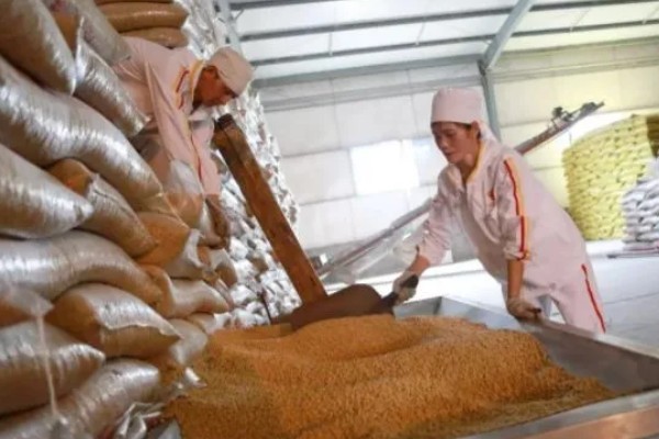 如何去除果蔬表面农药残留，建议用温水清洗